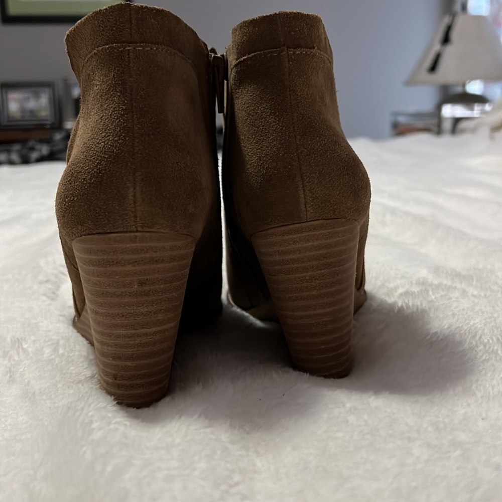 Closet Clearance!!! Lucky Brand Women's Brown Suede Ankle Boots - Picture 3 of 8